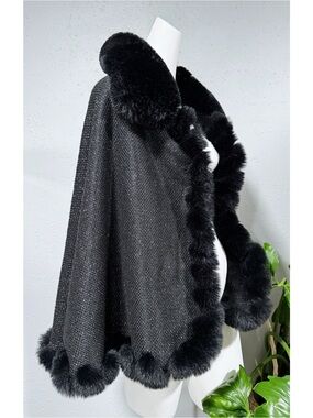 Vince Camuto Faux Fur Trim Shimmer Cape Poncho Wrap OS Black Silver NWOT